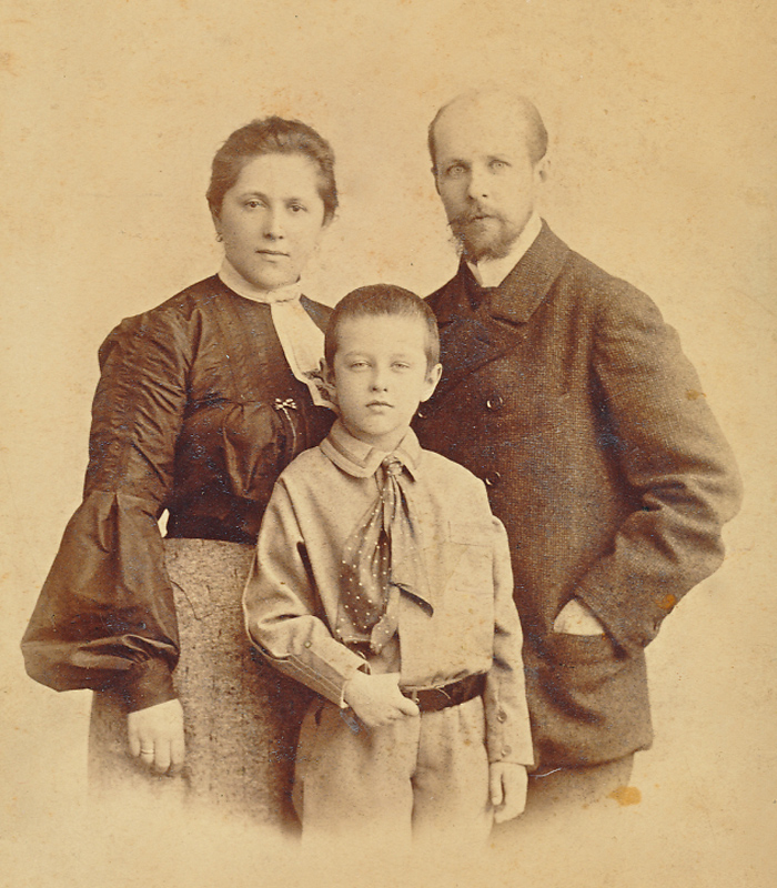 Василий Николаевич Муравьёв с женой Ольгой Ивановной Нетрониной и сыном Николаем